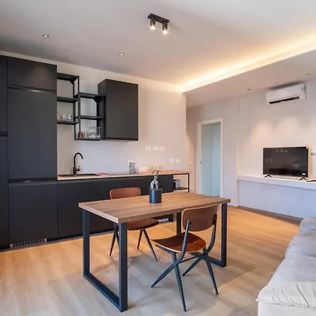 Guesthost - Modern With Balcony *