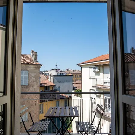 Guesthost - Modern With Balcony